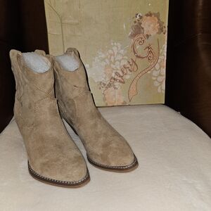 Very G Women's Tan Suede Ankle Boots